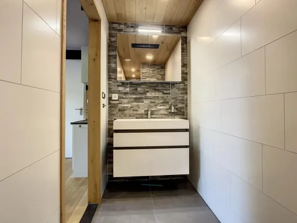 De badkamer van de B&B met wastafel en spiegel