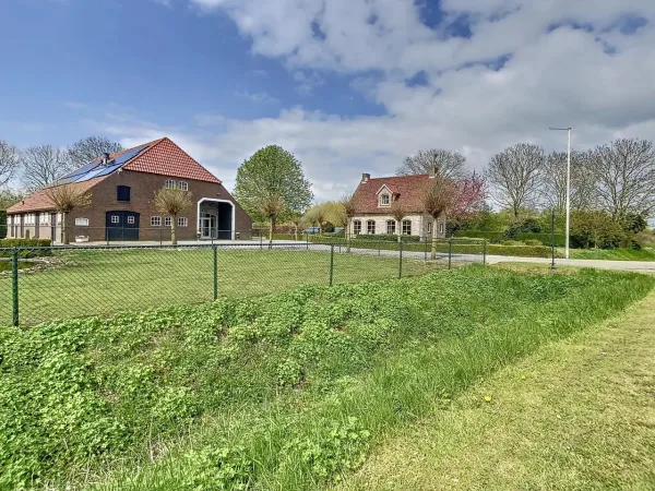 De boerderij en het erf van BraakmanZicht vanaf de weg