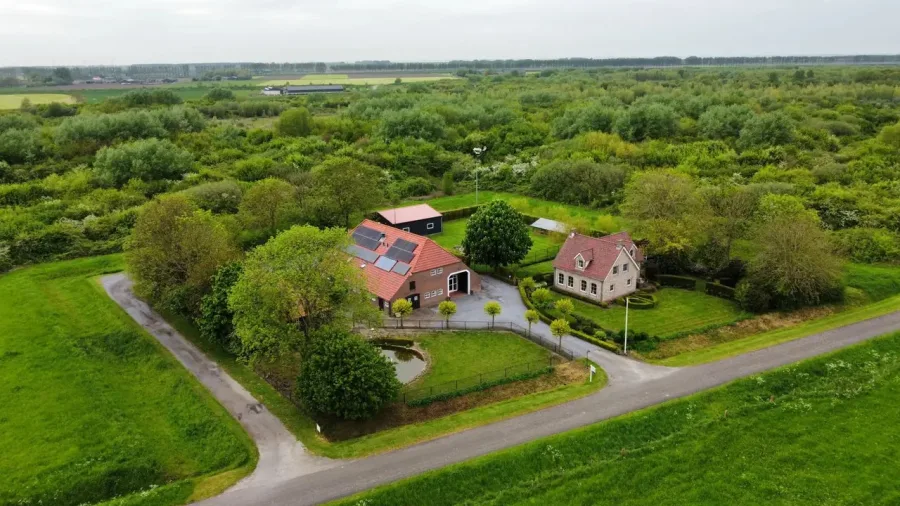 BraakmanZicht van boven: de boerderij aan de rand van de Braakman